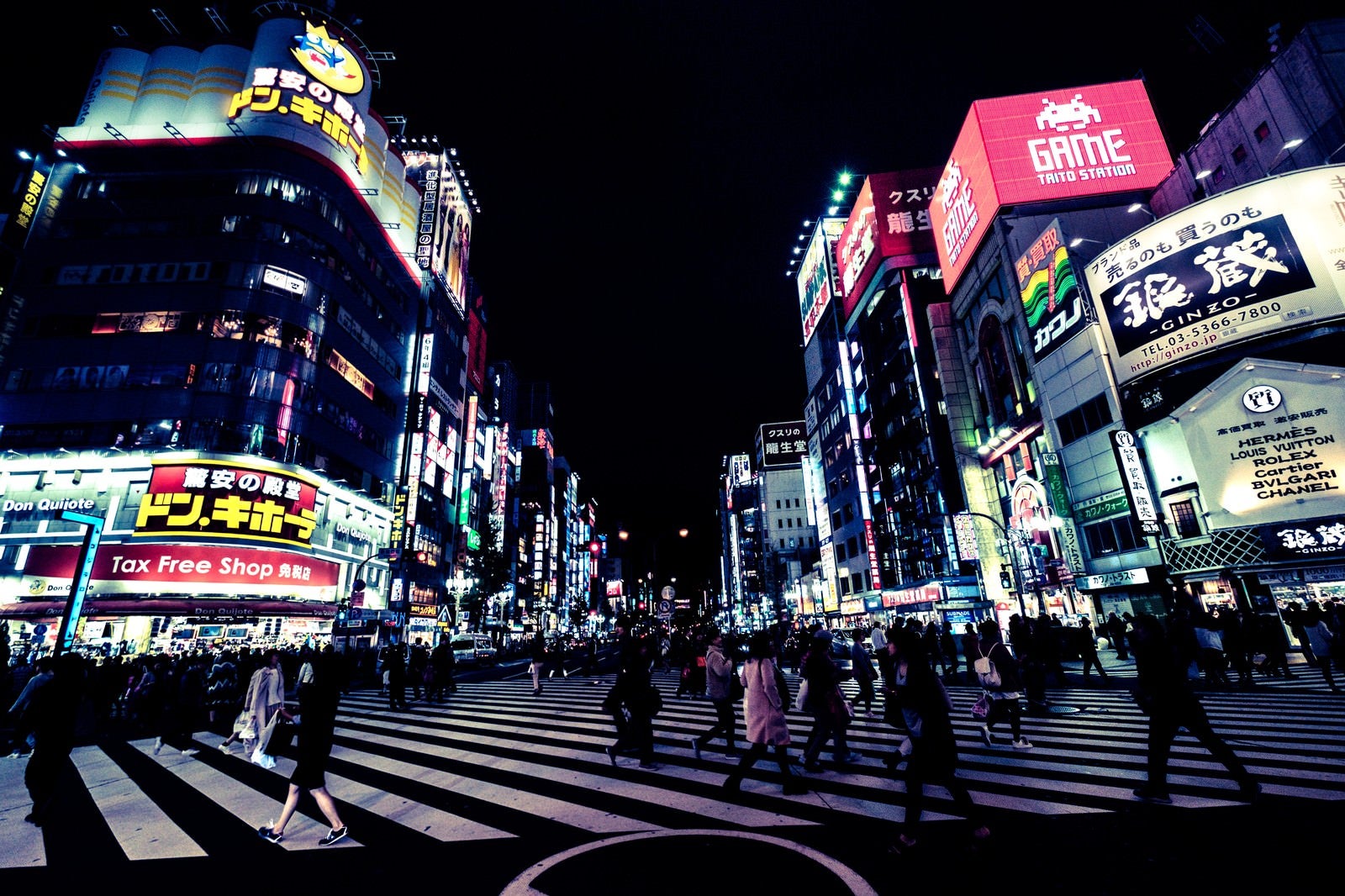 「歌舞伎町交差点と往来する人（夜間）」の写真