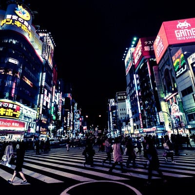 歌舞伎町交差点と往来する人（夜間）の写真