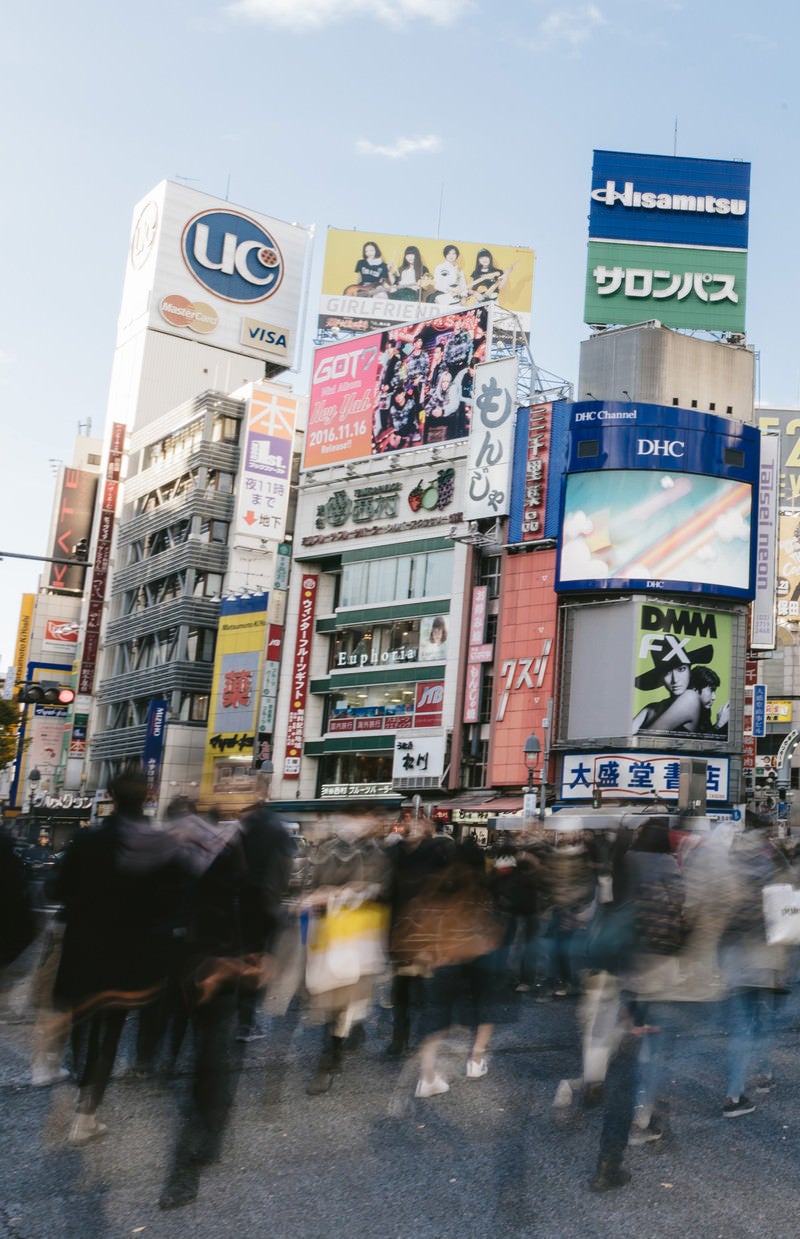 「渋谷スクランブル交差点と人混み」の写真