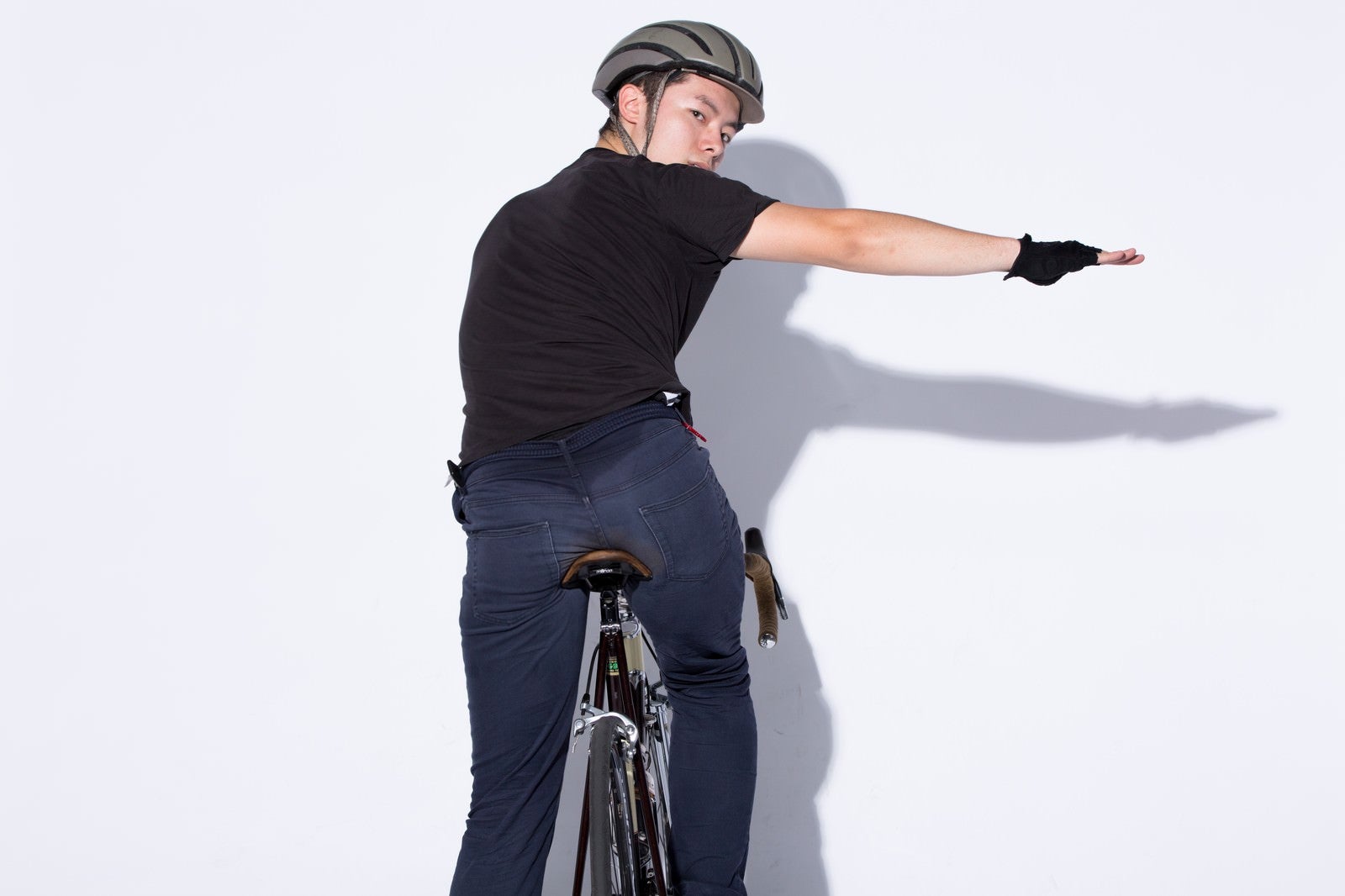 「自転車の手信号「右折」」の写真［モデル：けんたさん］