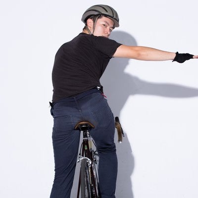 自転車の手信号「右折」の写真