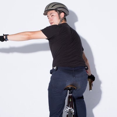 自転車の手信号「左折」の写真
