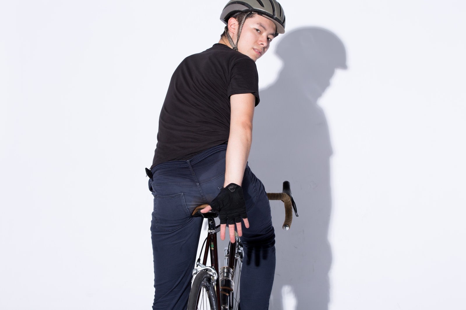 「自転車の手信号「減速」」の写真［モデル：けんたさん］