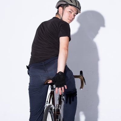 自転車の手信号「減速」の写真
