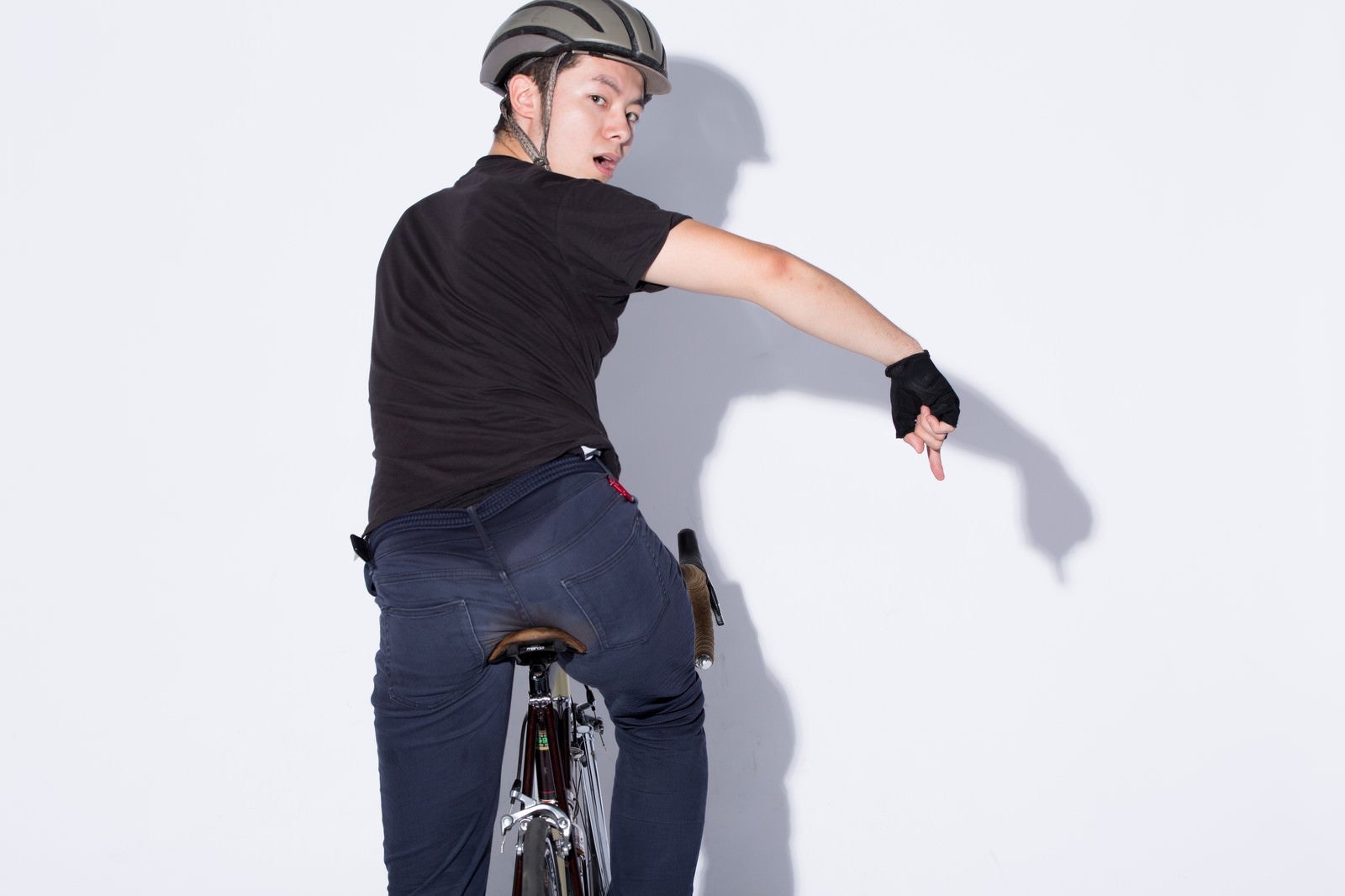 「自転車の手信号「ここ注意」」の写真［モデル：けんたさん］