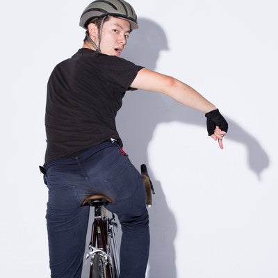 自転車の手信号「ここ注意」の写真