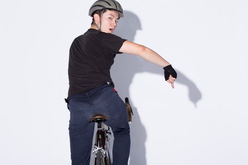 自転車の手信号「ここ注意」の写真