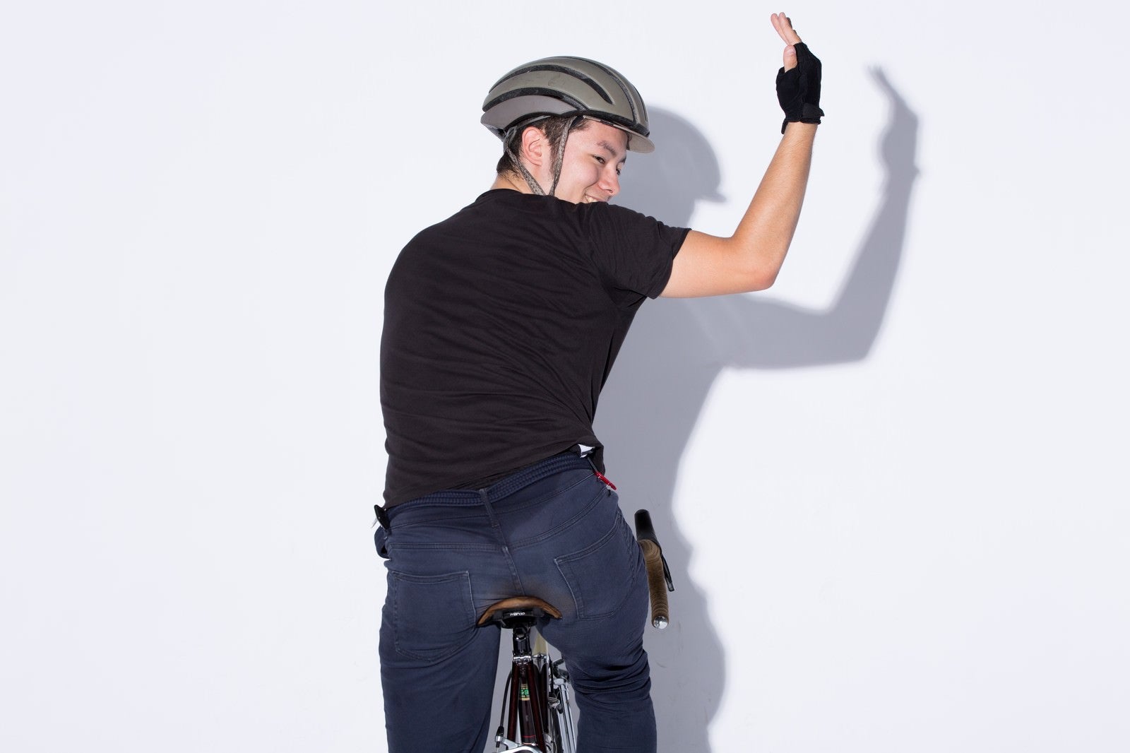 「自転車の手信号「左折」」の写真［モデル：けんたさん］