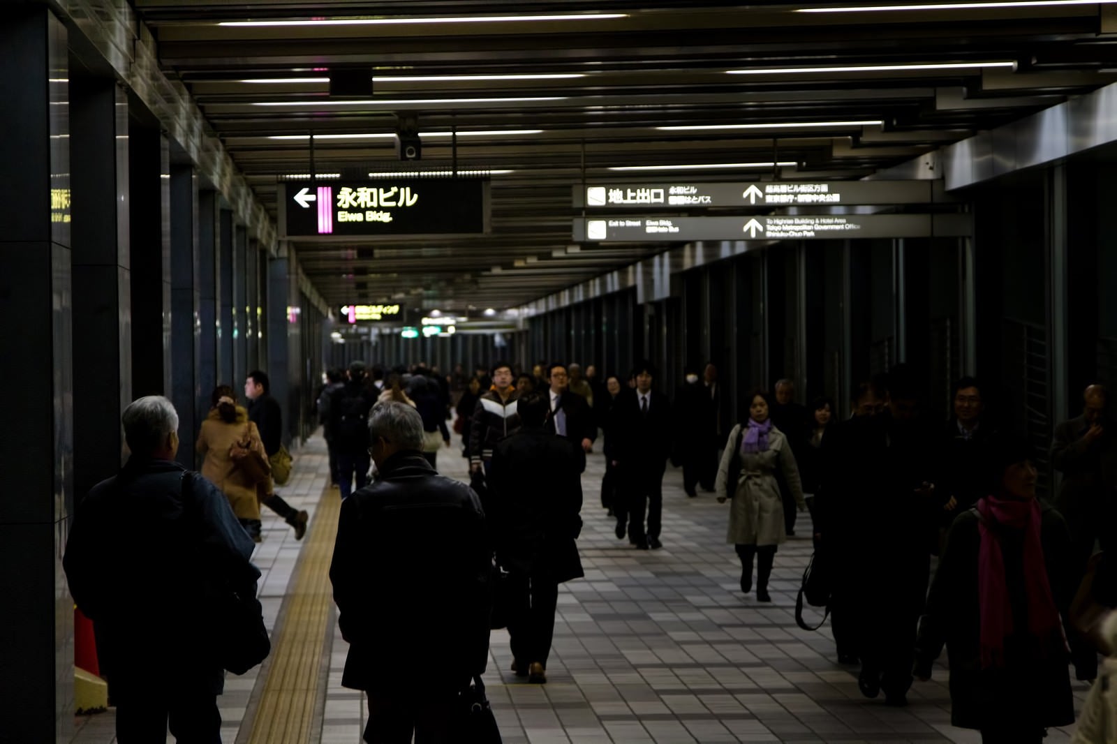 「帰宅する人々（新宿）」の写真
