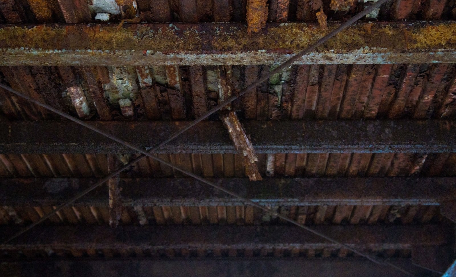 「錆びた工場の天井」の写真
