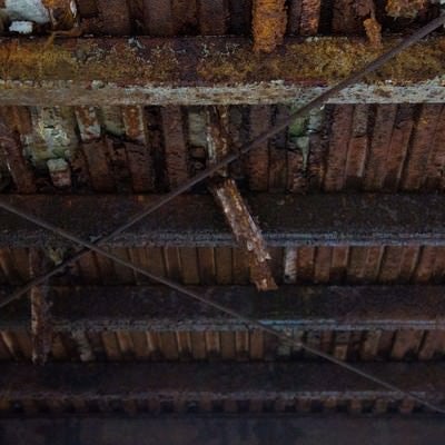 錆びた工場の天井の写真