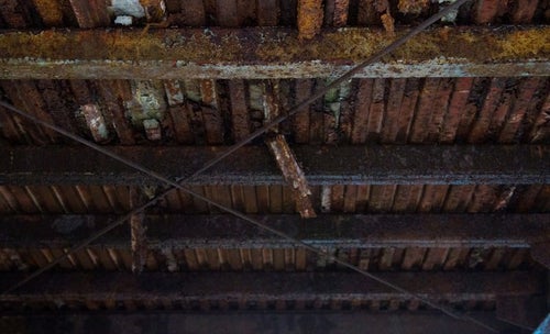 錆びた工場の天井の写真