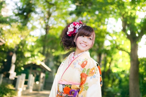 振袖姿の女性（神社境内）の写真