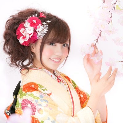 桜と振袖のかわいい女性の写真