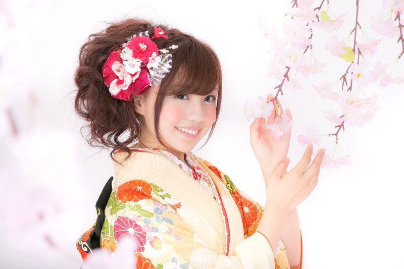 桜と振袖のかわいい女性の写真