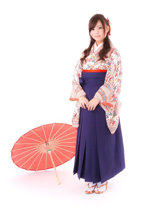 和傘と袴姿の女性の写真