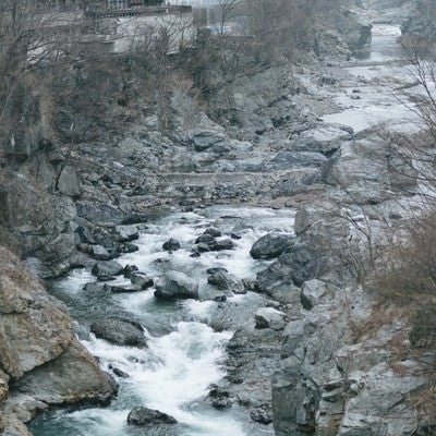 ゴツゴツした岩と冬の鬼怒川の写真
