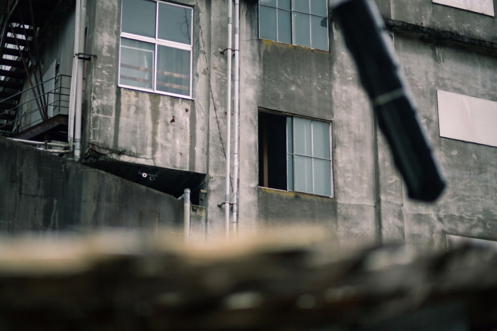 「窓が空いた不気味な廃墟」の写真