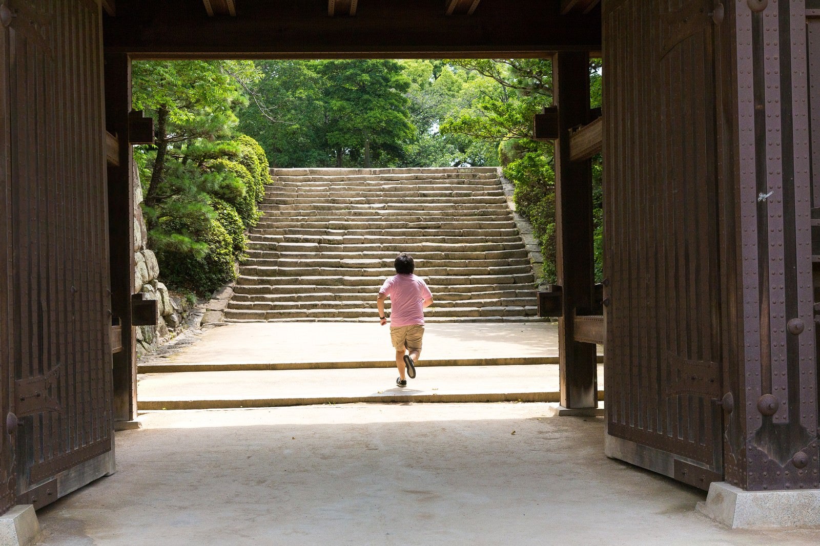 「城門（岡山城）を撮影中、走りだすAD」の写真［モデル：あまのじゃく］