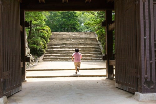 城門（岡山城）を撮影中、走りだすADの写真