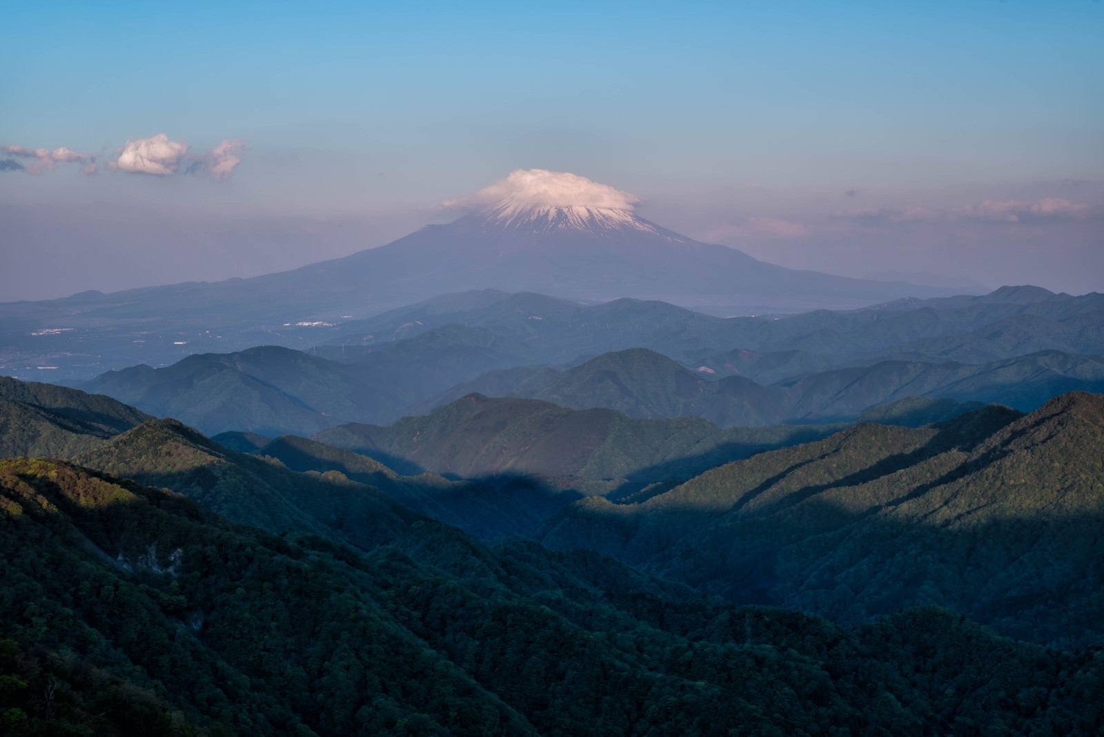 「塔ノ岳から望む富士山」の写真
