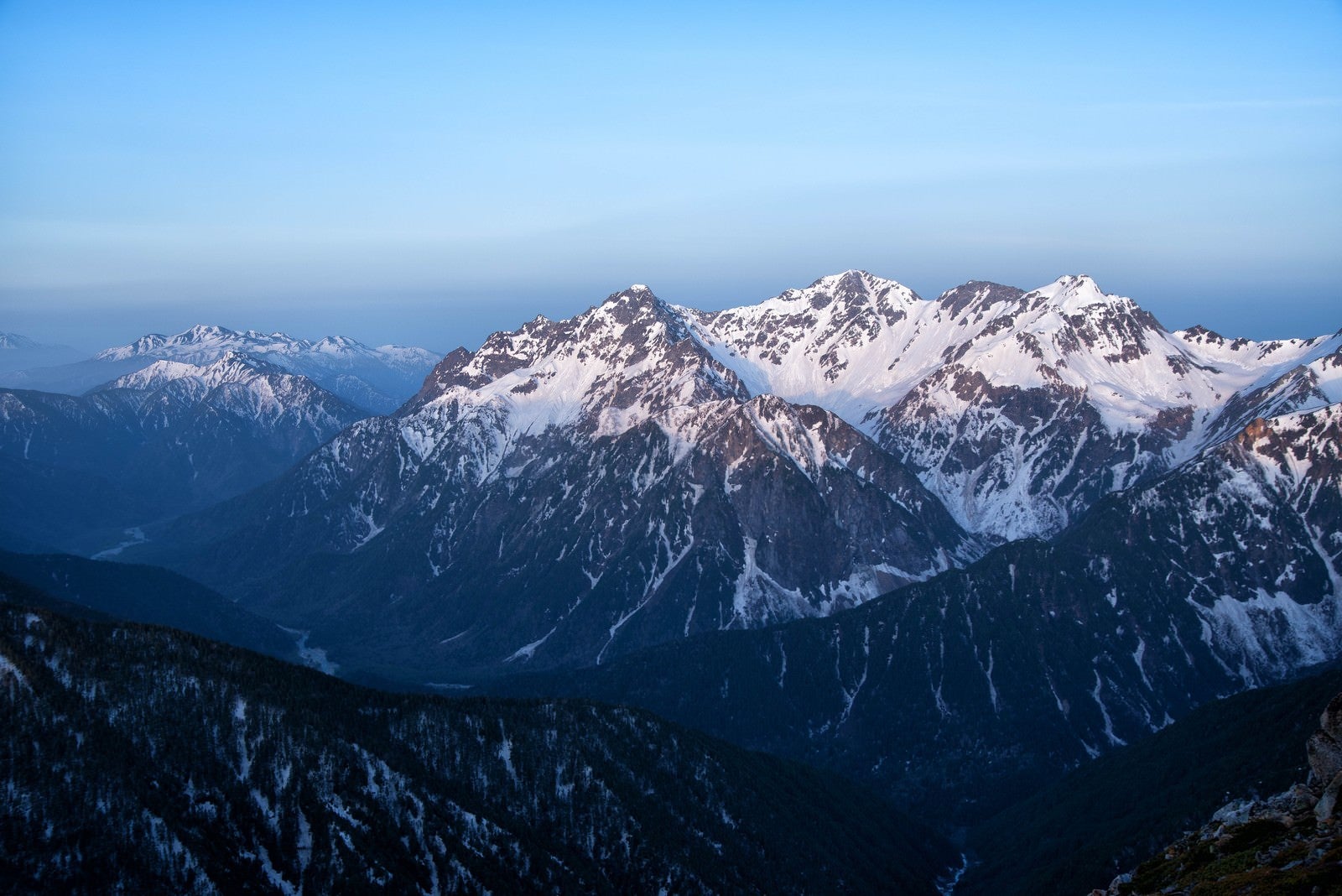 「静かに夜明けを迎える穂高連峰」の写真