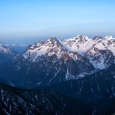 静かに夜明けを迎える穂高連峰の写真