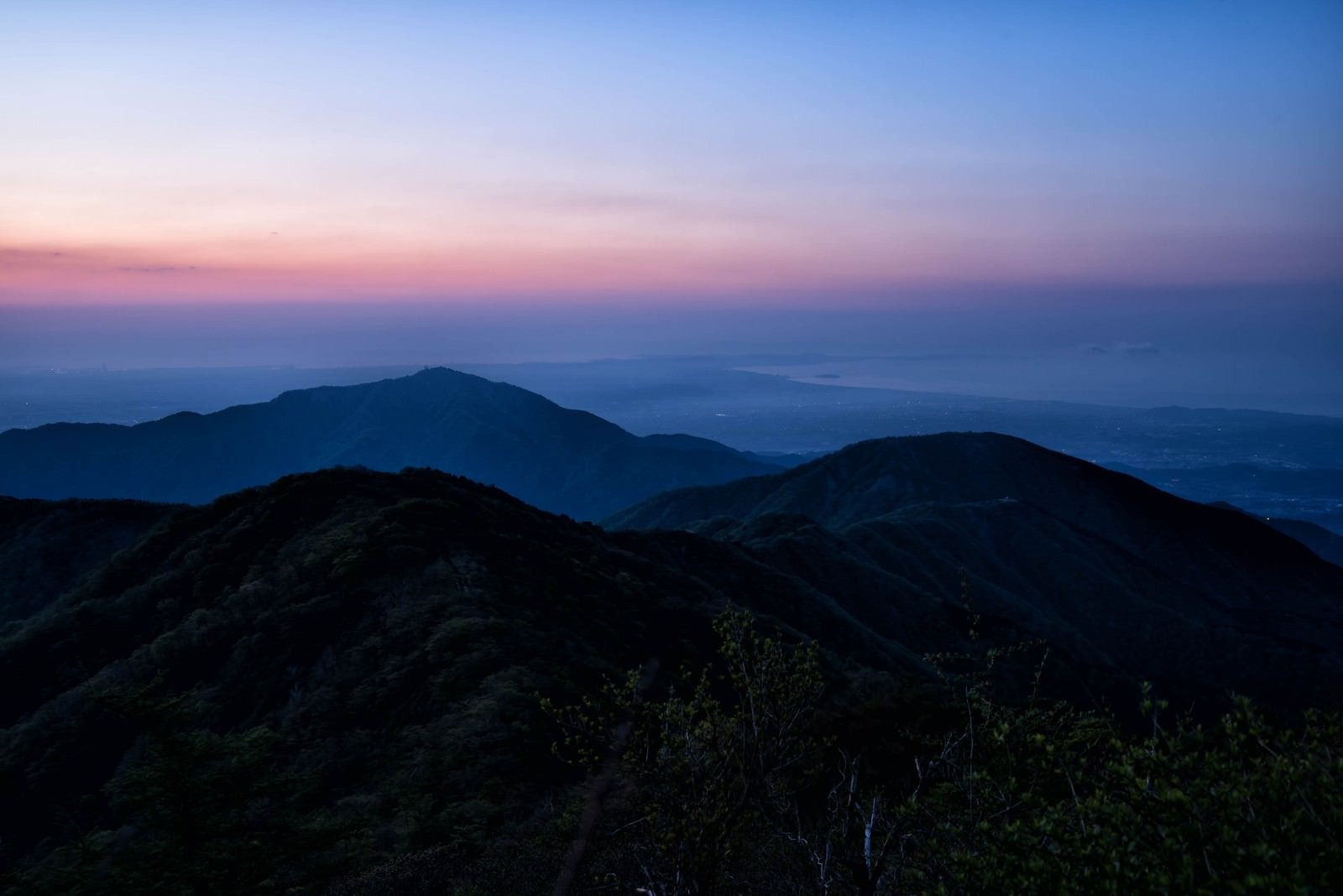 「朝焼けの大山と表尾根」の写真