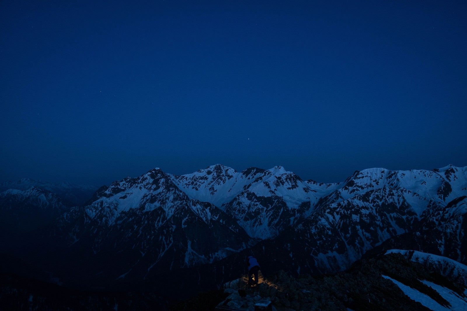 「静まり返る夜明け前の穂高連峰」の写真