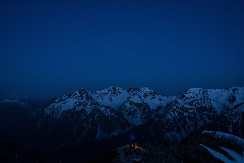 静まり返る夜明け前の穂高連峰の写真