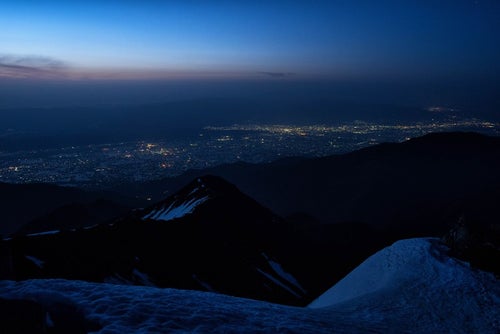 常念岳の眼下に望む松本市の夜景の写真