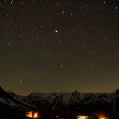 槍ヶ岳の山小屋から見える星空の写真