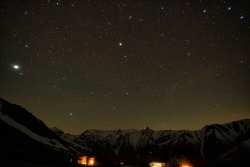 槍ヶ岳の山小屋から見える星空の写真