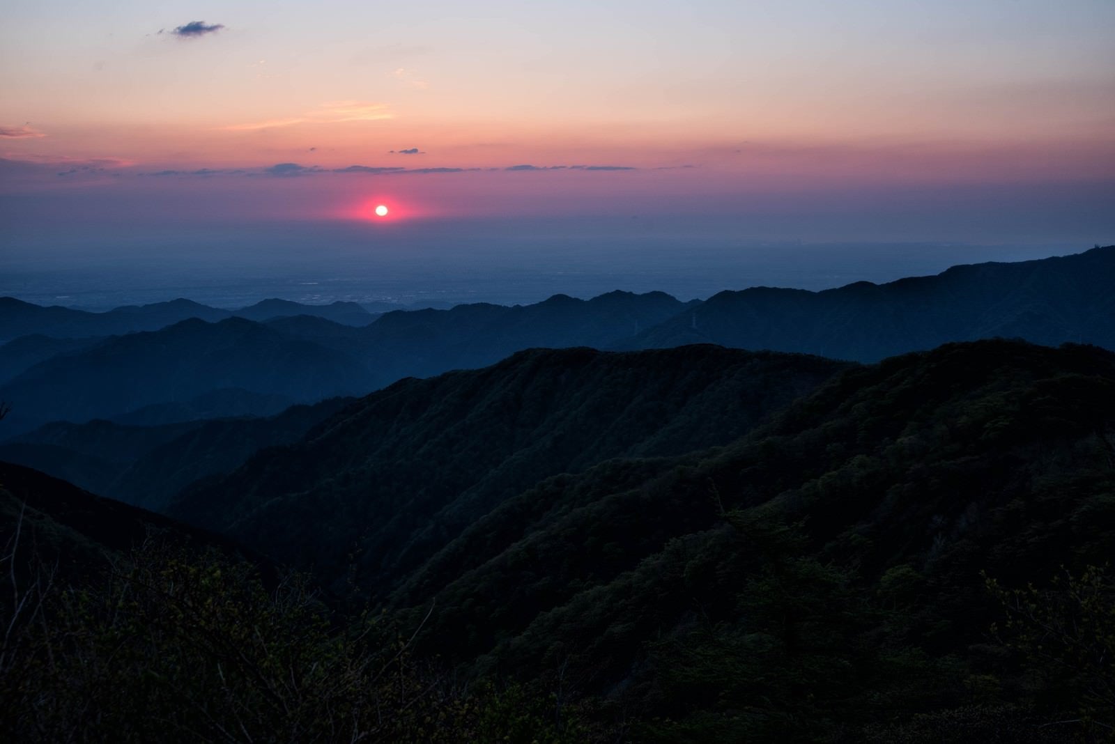 「朝焼けに染まる空と丹沢の朝日」の写真