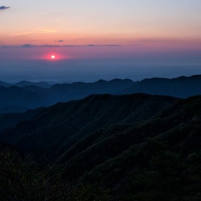 朝焼けに染まる空と丹沢の朝日の写真
