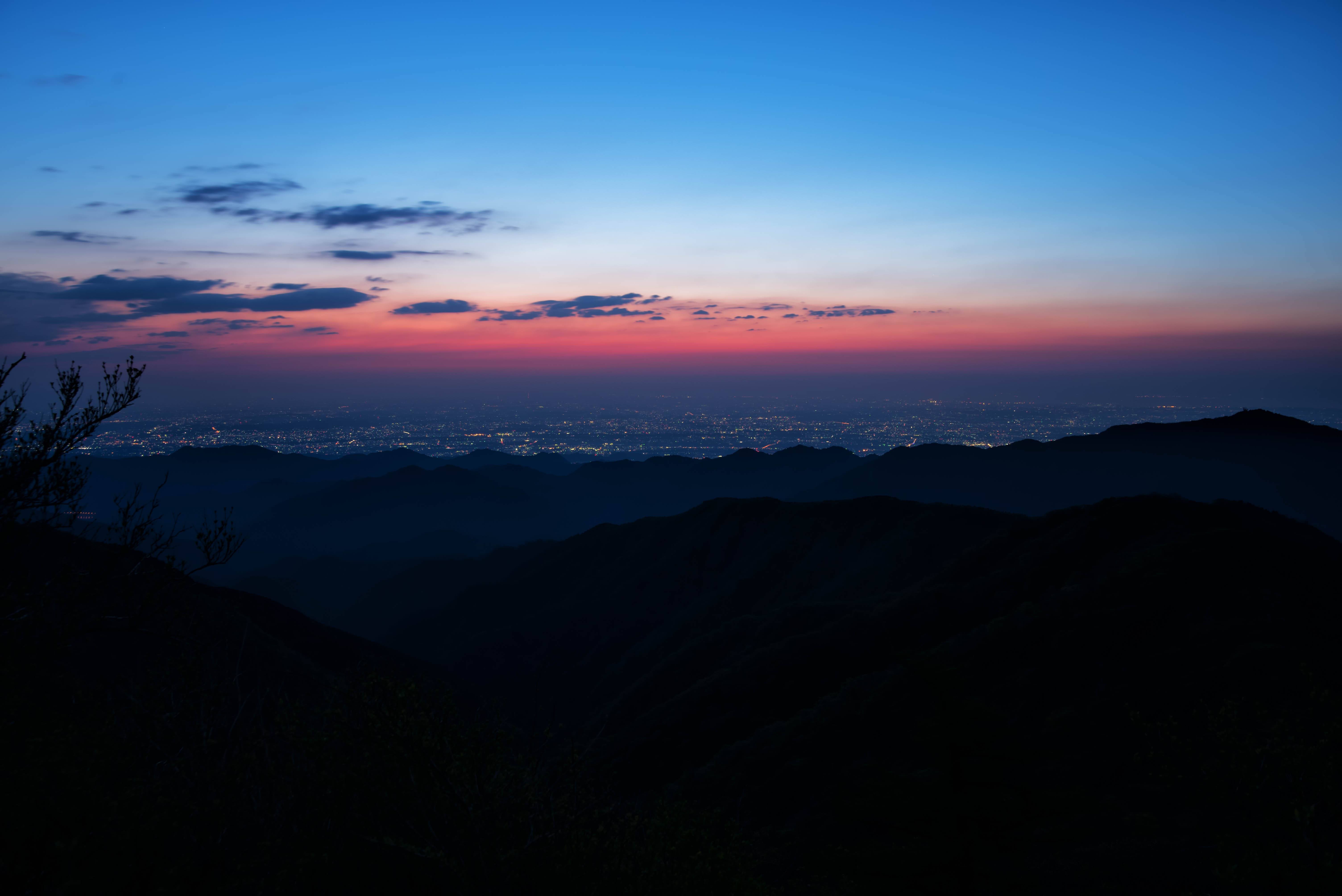 茜色に染まる空と街並みを望む山々のシルエットの無料の写真素材 - ID.26426｜フリー素材 ぱくたそ