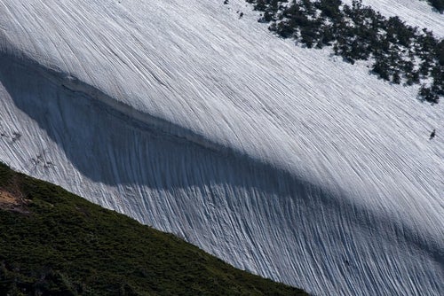 雪渓に刻まれる模様の写真