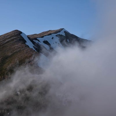 雲に覆われる横通岳の写真