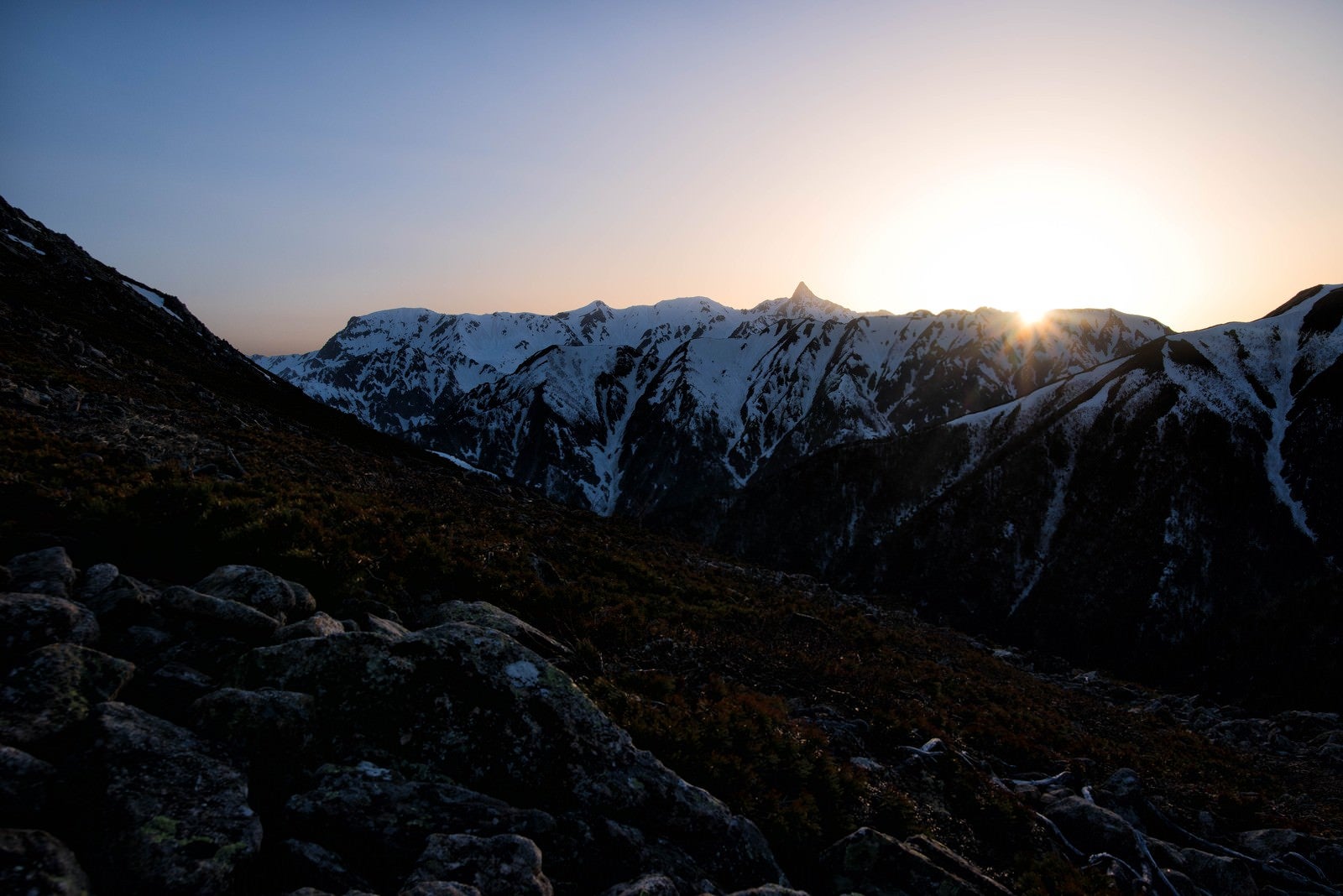 「飛騨山脈に沈み行く太陽」の写真