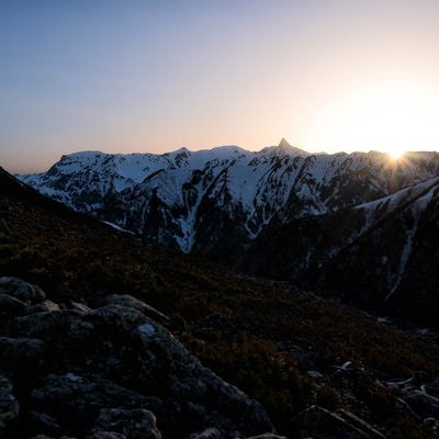 飛騨山脈に沈み行く太陽の写真