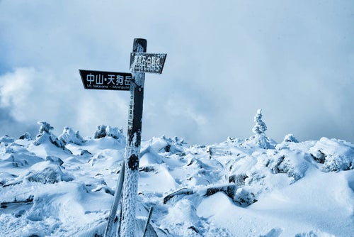 厳冬期の中山峠展望台にある指導標の写真