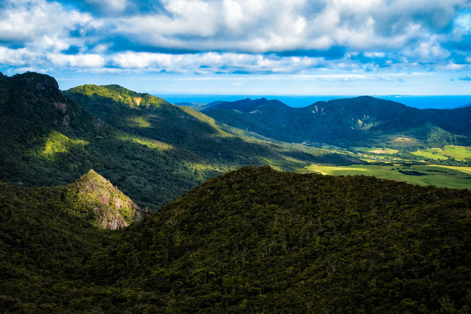 「アオテアのトレッキング中に望む絶景（ニュージーランド）」の写真