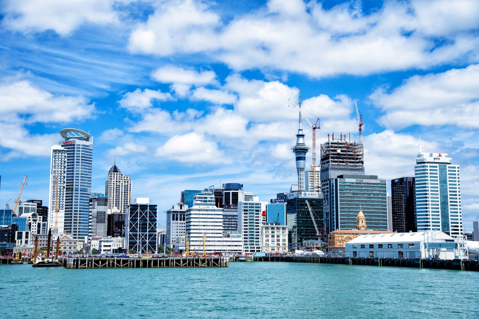 「オークランド港とビル群（ニュージーランド）」の写真