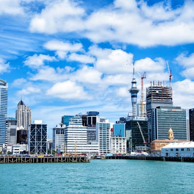 オークランド港とビル群（ニュージーランド）の写真