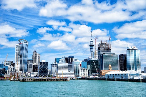 オークランド港とビル群（ニュージーランド）の写真