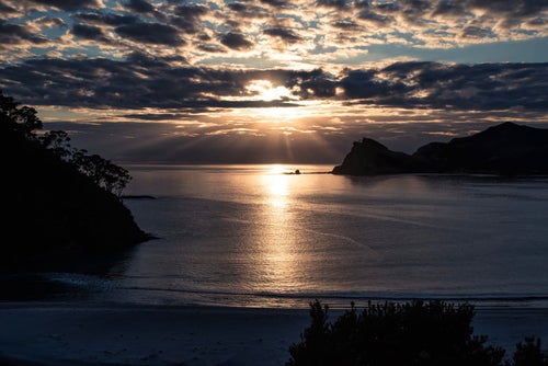 グレートバリア島から拝む天使のはしご（ニュージーランド）の写真