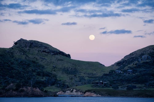 グレートバリア島の海岸から見る満月（ニュージーランド）の写真