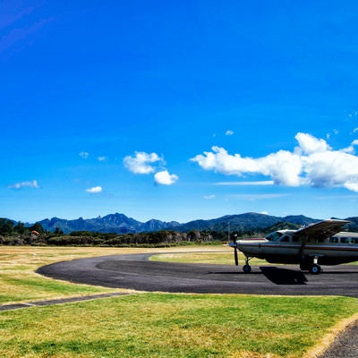 グレートバリア島の空港に停まる小型飛行機（ニュージーランド）の写真