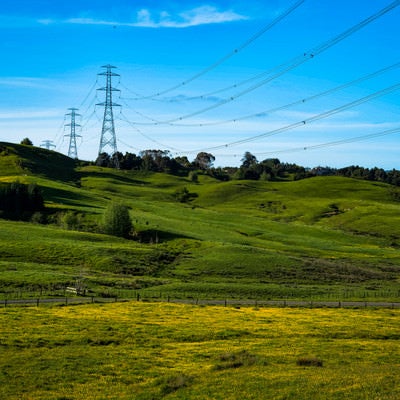 ニュージーランド郊外まで延びる送電線の写真