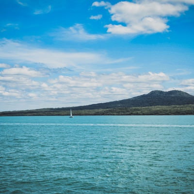 ハウラキ湾に浮かぶヨットと島（ニュージーランド）の写真